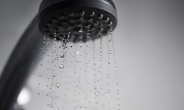 Sen tắm chảy nước yếu sẽ gây bất tiện khi sử dụng